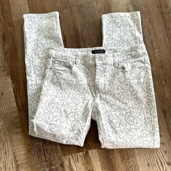 White House Black Market Gray and White Paisley Print Slim Ankle Jean Sz 6 NWOT - Picture 2 of 13